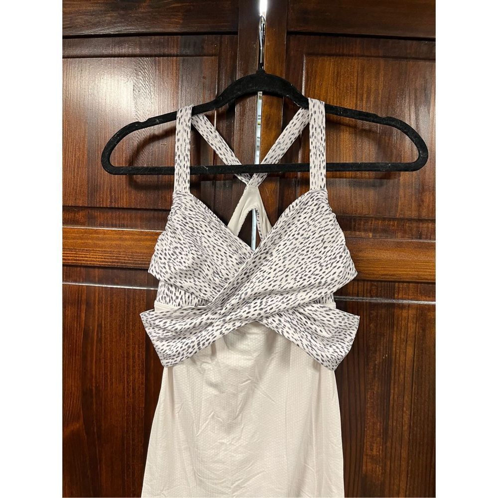 Lululemon Women's Activewear Bra Tank Top Size 8 White Cross Strap Tank